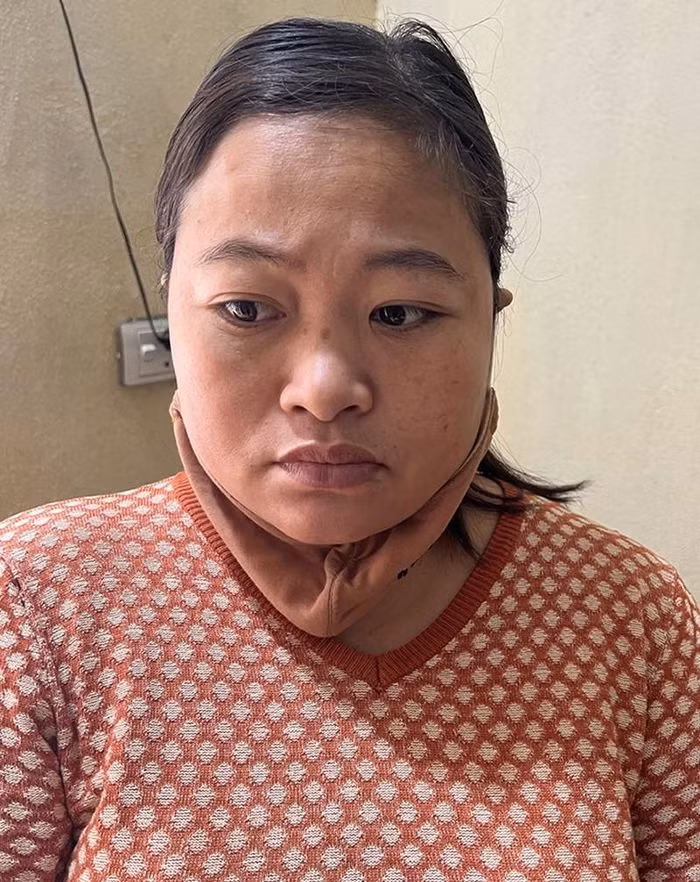  Lừa đảo hàng chục vụ bằng việc đặt hàng trên mạng mua bán nem giò: Đặt mua nem, giò, chả nhưng phải cho kiểm tra rồi mới thanh toán, Trương Thị Hiền (33 tuổi, ngụ Thanh Hóa). Sau nhiều lần nhận hàng, Hiền không chuyển tiền mà tìm cách xóa hết dấu vết. Hiền đã thực hiện trót lọt hàng chục vụ lừa đảo với tổng số tiền gần 100 triệu đồng. Ngày 14/12, Công an huyện Hậu Lộc cho biết đang tạm giữ Hiền để điều tra. 