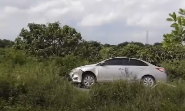 Mở rộng điều tra, cơ quan Công an tiếp tục phát hiện thêm tại khu vực xã Thanh Thủy, huyện Thanh Hà, cách nơi phát hiện thi thể nạn nhân khoảng 14km, có một ô tô mang biển số tỉnh Quảng Ninh bị bỏ lại bên đường với nhiều dấu hiệu bất thường. Qua khám nghiệm, cơ quan chức năng phát hiện trên xe còn lưu nhiều vết máu của anh D.V.H.. Căn cứ các tài liệu thu thập được, Công an xác định đây là vụ án giết người, cướp tài sản nên tập trung xác minh, truy bắt hung thủ.