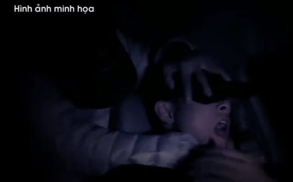 Trên đoạn đường về Hải Dương, Tuân nảy sinh ý định sát hại anh H. để chiếm đoạt chiếc ô tô hiệu Toyota Vios E. Tuân đề nghị anh H. đưa về nhà và nói “có việc”. Thực tế, việc điều tài xế về khu nhà mình để Tuân lấy hung khí gây án. Theo chỉ dẫn của Tuân, anh H. điều khiển theo đường ra TP Hải Dương. Khoảng 0h30 ngày 11/6/2018, khi xe đi đến Km 0 + 700, tỉnh lộ 390, hướng ra cầu Lai Vu thuộc xóm M, xã Hồng Lạc, huyện Thanh Hà, Tuân rút dao. Gã ghì cổ nạn nhân rồi dùng con dao bầu cứa cổ khiến nạn nhân tử vong.