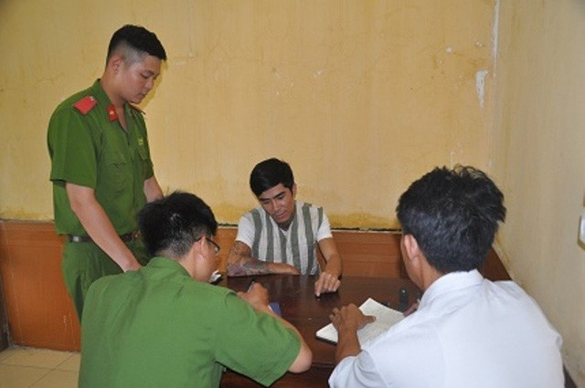 Tuân ngủ lại với bạn gái, sau đó bỏ trốn và để lại 1 ví da màu vàng, bên ngoài ví có các vết màu nâu, bên trong ví có 2 giấy phép lái xe mang tên Vũ Viết Tuân; 1 giấy CMND mang tên L.T.L.N. Đến 18h30 ngày 11/6/2018, Tuân ra công an đầu thú.