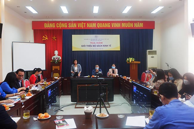 Toa dam gioi thieu cuon sach “Mot phan tich kinh te ve chu nghia can thiep”