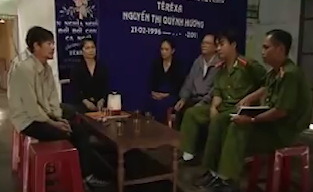 Từ thông tin người nhà nạn nhân cho biết, sau buổi học về, cháu Hương có xin gia đình đi đến chỗ bạn rồi sau đó biệt tăm luôn. Tìm hiểu những người bạn thân thiết với cháu Hương cũng như học sinh ở trường thì không có ai hẹn hò, liên lạc với nạn nhân hôm ấy. 