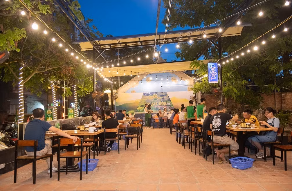 Được biết, Diễn ở TP Nha Trang, tỉnh Khánh Hòa. Các trinh sát, điều tra viên đã lập tức lên đường và mất gần 2 ngày truy tìm khắp Tp Nha Trang, mới phát hiện được Diễn đang ở tại một quán nhậu trên đường 3-2, phường Phước Long, Tp Nha Trang, Khánh Hòa. (Ảnh minh họa)