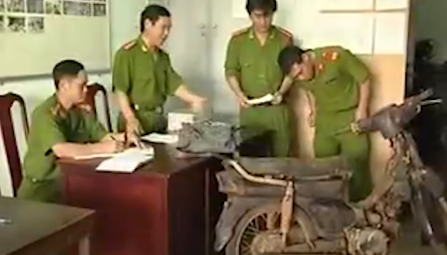 Lúc này, Diễn cùng Thương quay lại khu rẫy, bỏ xác cháu Hương vào bao tải chở đến rẫy ông Nghiệp cách đó khoảng 2km ném xuống giếng để phi tang. Sau đó, Thương mang tài sản cướp được của bé Hương đem bán còn xe máy Thương tháo biển số ném xuống một giếng nước khác ở thị xã Buôn Hồ.