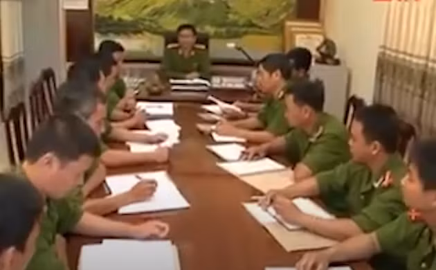 Tuy nhiên, qua các biện pháp nghiệp vụ, các trinh sát và điều tra viên của Phòng CSĐT tội phạm về TTXH Công an tỉnh Đắk Lắk, Công an huyện Cư M'gar và Công an thị xã Buôn Hồ đã xác định, có một đối tượng tên Nguyễn Quốc Diễn (19 tuổi, trú ở Buôn Hồ, Đắk Lắk) có tình tiết liên quan trong ngày xảy ra vụ án giết cháu Hương.