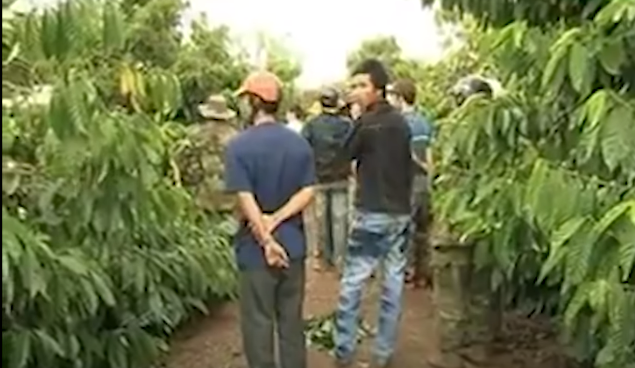 Qua kiểm tra nhìn thấy bên dưới mặt nước nổi lên một bao tải trắng nghi là xác thú vật. Sau khi ông Nghiệp cùng người thân đến vớt bao tải từ dưới giếng lên và mở ra, bất ngờ phát hiện bên trong có một xác người đang trong thời kỳ phân hủy... 