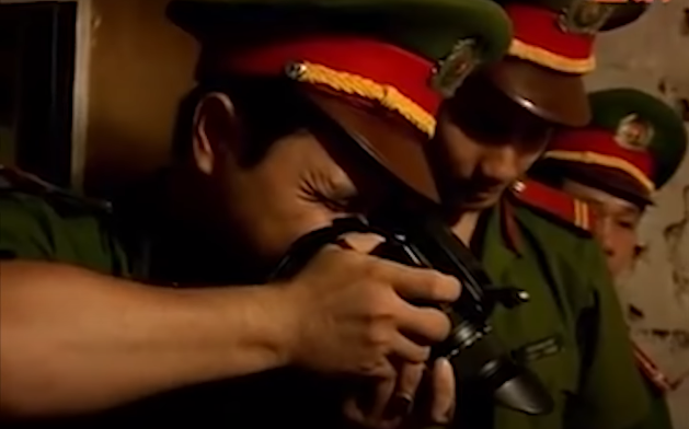 Bước đầu cơ quan Công an xác định nạn nhân bị mất 2 ĐTDĐ. Qua rà soát, cơ quan Công an đã loại khỏi diện nghi vấn nam thanh niên là người quen của gia đình ông Hòa cùng ở trong ngôi nhà với anh Nghị. Theo tài liệu xác minh, nam thanh niên này đi làm từ sáng đến khuya với về và vào phòng của mình ngủ, không để ý đến mùi thối bốc ra trong căn phòng trọ của anh Nghị, bởi cho rằng mùi “khó ngửi” là do chuột chết quanh khu nhà... 