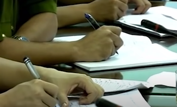 Nỗ lực tập trung công sức, trí tuệ rà soát trên 100 địa chỉ quen biết cũng như các mối quan hệ của nạn nhân có biểu hiện đồng tính đến ngày 7/2 (tức 27 Tết), lực lượng tham gia phá án đã khoanh diện một đối tượng quen biết với nạn nhân qua mạng Internet có nickname là “Huy”, khoảng 20 tuổi. 