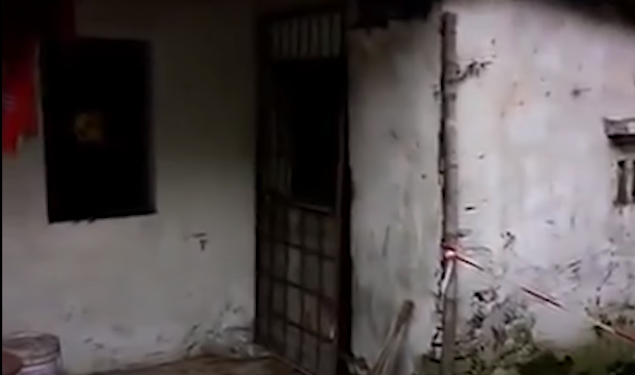 Ngôi nhà này gia đình ông Hòa không ở (ông Hòa có nhà ở ngoài mặt đường gần đó), cho anh Nghị thuê trọ từ năm 2005 đến nay. Căn phòng anh Nghị thuê ở chỉ rộng chừng 10m2 ngay sát cổng ra vào, liền kề gian phòng thờ của gia đình ông Hòa. Ngoài anh Nghị, còn có 1 nam thanh niên là người quen của gia đình ông Hòa ở nhờ trên gác của gian phòng thờ này. 