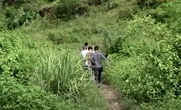 Hàng loạt các mối quan hệ xã hội, người thân trong gia đình của Bàn Phúc Trung được các thành viên ban chuyên án chia các mũi khẩn trương rà soát tại nhiều tỉnh như Cao Bằng, Bắc Ninh, Quảng Ninh, Hải Dương, Thái Nguyên, Hà Nam. Qua đó, ban chuyên án phát hiện một quan hệ họ hàng của Trung ở vùng dân tộc H Mông, cạnh mỏ khai thác thiếc thuộc xã Tân Long, huyện Đồng Hỷ, tỉnh Thái Nguyên. Đây là vùng rừng núi hiểm trở, xa khu dân cư, giao thông đi lại khó khăn. 