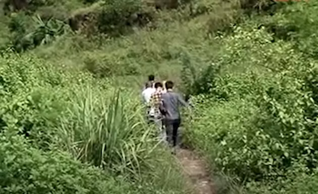 Hàng loạt các mối quan hệ xã hội, người thân trong gia đình của Bàn Phúc Trung được các thành viên ban chuyên án chia các mũi khẩn trương rà soát tại nhiều tỉnh như Cao Bằng, Bắc Ninh, Quảng Ninh, Hải Dương, Thái Nguyên, Hà Nam. Qua đó, ban chuyên án phát hiện một quan hệ họ hàng của Trung ở vùng dân tộc H Mông, cạnh mỏ khai thác thiếc thuộc xã Tân Long, huyện Đồng Hỷ, tỉnh Thái Nguyên. Đây là vùng rừng núi hiểm trở, xa khu dân cư, giao thông đi lại khó khăn. 