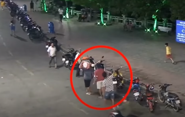 Trinh sát tiếp tục tìm xem có nhân chứng nào biết về 2 người đàn ông trên. Sau một ngày, một đêm kiên trì rà soát camera an ninh dọc các tuyến đường của đảo Phú Quốc, trinh sát phát hiện một clip ghi được cảnh chị Thu đi theo 3 thanh niên. Họ đứng nói chuyện với nhau khoảng 15 phút thì chị Thu lấy xe chạy đi, còn 3 thanh niên đi theo hướng khác. Sau đó, khoảng 0h, chị Thu chạy xe máy một mình đến đường Nguyễn Huệ. Khoảng 5 phút sau, có một thanh niên chạy xe chở chị này đến hướng Hàm Ninh thì mất dấu. 