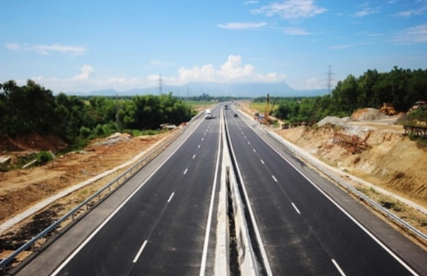  Cao tốc Cao Bồ - Mai Sơn (Nam Định - Ninh Bình) khởi công tháng 12/2019, đến nay đã hoàn thành hơn 95% và dự kiến thông xe kỹ thuật vào cuối năm nay với tổng chiều dài tuyến chính 15,2 km; đường gom 22 km; 7 cầu và 3 hầm chui dân sinh. Tổng mức đầu tư dự án 1.162 tỷ đồng, điểm đầu tuyến tại Cao Bồ (huyện Ý Yên, tỉnh Nam Định) đến điểm cuối tại xã Mai Sơn (huyện Yên Mô, tỉnh Ninh Bình). (Ảnh: Vietnamfinance)