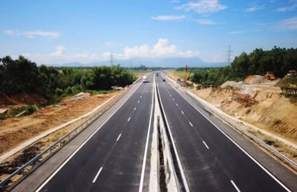  Cao tốc Cao Bồ - Mai Sơn (Nam Định - Ninh Bình) khởi công tháng 12/2019, đến nay đã hoàn thành hơn 95% và dự kiến thông xe kỹ thuật vào cuối năm nay với tổng chiều dài tuyến chính 15,2 km; đường gom 22 km; 7 cầu và 3 hầm chui dân sinh. Tổng mức đầu tư dự án 1.162 tỷ đồng, điểm đầu tuyến tại Cao Bồ (huyện Ý Yên, tỉnh Nam Định) đến điểm cuối tại xã Mai Sơn (huyện Yên Mô, tỉnh Ninh Bình). (Ảnh: Vietnamfinance)