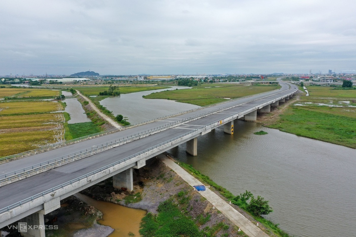 Sau khi thông tuyến, các phương tiện giao thông sẽ đi từ quốc lộ 1A vào nút giao Mai Sơn (huyện Yên Mô, Ninh Bình), sau đó đi trên tuyến Mai Sơn - Cao Bồ. Đến cuối tuyến, xe sẽ vào cao tốc Cao Bồ - Cầu Giẽ (đi Hà Nội) hoặc rẽ vào đường quốc lộ 10 đi các tỉnh Nam Định, Thái Bình, Hải Phòng, Quảng Ninh. (Ảnh: Vnexpress) 