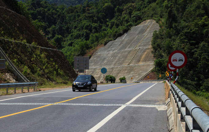 Ban đầu dự án đề ra mục tiêu thông xe vào cuối năm 2018. Tuy nhiên, công trình chậm tiến độ do nhiều lần điều chỉnh phê duyệt, vướng mắc giải phóng mặt bằng và thiếu vốn. Hiện cao tốc La Sơn - Túy Loan dự kiến về đích vào đầu năm 2022. (Ảnh: Người Lao Động) 