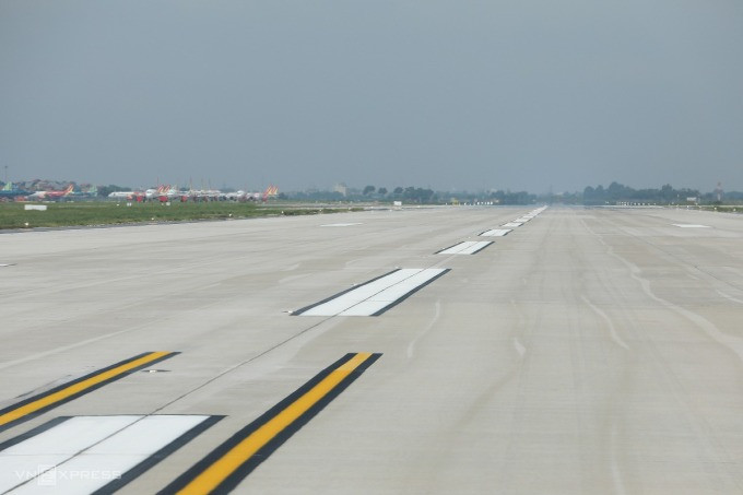  Dự án cải tạo đường băng sân bay Nội Bài và Tân Sơn Nhất khởi công cuối tháng 6/2020, tổng vốn đầu tư hơn 4.000 tỷ đồng. Trong đó, dự án cải tạo đường băng sân bay Nội Bài giai đoạn 1 gồm cải tạo 3.000 m đường cất hạ cánh 1B và các đường lăn nối, hệ thống thoát nước; giai đoạn hai sẽ cải tạo đường 1A, các đường lăn nối, dự kiến hoàn thành toàn bộ trước 31/12. (Ảnh: Vnexpress)