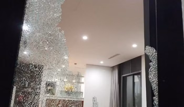  Van bình chữa cháy văng vào nhà, 4 người bị thương: Anh H.V.A (31 tuổi, trú phường Mỹ An, quận Ngũ Hành Sơn, Đà Nẵng) đập bình chữa cháy, tháo van ra nhằm bán phế liệu thì van bay qua nhà đối diện làm vỡ cửa kính. Bốn người trong căn nhà này đang ngồi ở phòng khách bị mảnh vỡ kính văng vào bị thương. 