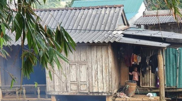  Người đàn ông chết ở gần nhà với nhiều vết thương: Đêm 14/12, người nhà phát hiện anh Hồ Văn H. (SN 1986, trú huyện Hướng Hóa, Quảng Trị) nằm gục bên đường gần nhà, trên người có nhiều máu và vết thương. Mặc dù đã được gia đình nhanh chóng cho đi bệnh viện nhưng anh H. đã tử vong vào sáng 15/12. Hiện Công an huyện Hướng Hóa đang điều tra làm rõ.