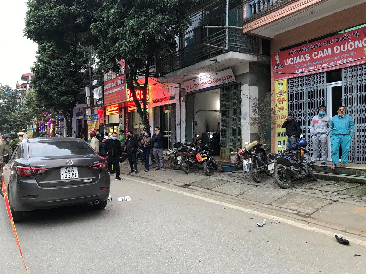 Hiện vụ ô tô tông liên hoàn, 7 chiếc xe máy hư hỏng Lào Cai đang được cơ quan chức năng điều tra, làm rõ. 