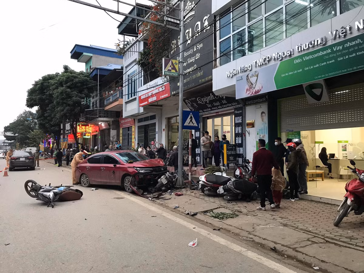 Sau đó, xe mô tô BKS 24B2-134.86 tiếp tục va chạm với xe ô tô BKS: 24A-133.50 do Đỗ Tiến Dũng (SN 1992, trú tại tổ 5 phường Pom Hán, thành phố Lào Cai) điều khiển; xe ô tô BKS 24A-172.27 tiếp tục va chạm với 6 xe mô tô đỗ trên vỉa hè gồm có: xe 24B1-373.40, 24B1-234.99, 24B2-724.65, 24B2-053.69, 24B1-624.98, 24P4-3614. Hậu quả khiến Vũ Duy Thoan bị thương, 9 phương tiện hư hỏng. Dự kiến tổng thiệt hại là 115.000.000 đồng.