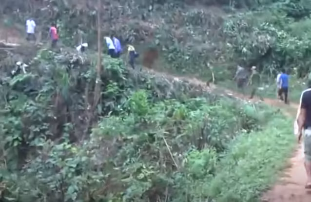 Ngay những ngày đầu gây án, Tẩn Láo Lở đã lấy trộm điện thoại của người dân và giả làm nhân chứng gọi điện cung cấp cho dân quân ở xã giáp ranh về việc phát hiện một người lạ mặt đang lẩn trốn ở hang đá trong rừng. Sau này, Lở khai gã làm việc đó nhằm mục đích tìm hiểu hoạt động của các lực lượng truy bắt. Thậm chí khi đã bị phát hiện giả danh, Lở vẫn tiếp tục gọi điện cung cấp địa chỉ giả, đề nghị được đầu thú và xin lực lượng Công an đến đón nhằm đánh lạc hướng. 