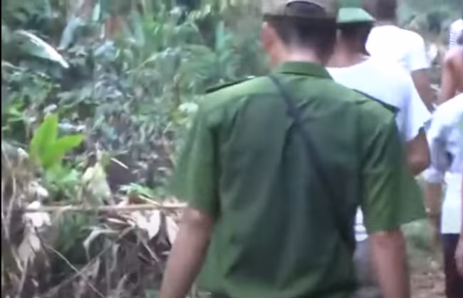 Với hàng loạt các biện pháp nghiệp vụ, lực lượng truy bắt đã có một số lần tiếp cận được đối tượng, xong do sự thông thạo địa bàn và biệt tài sống trong rừng núi nên Lở đã vài lần trốn thoát. Tuy nhiên, đối tượng cũng đã gặp nhiều khó khăn khi liên tục bị truy đuổi, địa bàn hoạt động ngày càng bị thu hẹp. Mặt khác lực lượng Công an cũng tác động tư tưởng bố, mẹ, anh em ruột của Lở khiến đối tượng đã bị dao động và tìm cách kết nối với gia đình để được giúp đỡ.