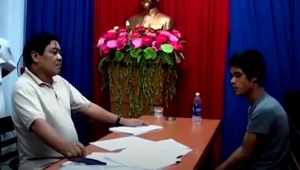 Vào thời điểm cuối năm 2011, do bị ảnh hưởng của tình hình suy thoái kinh tế chung nên doanh nghiệp của Phú hoạt động không có hiệu quả. Tiền lương trả cho công nhân không có, trong khi đó lãi vay của các cá nhân và ngân hàng ngày một nhiều thêm… Trong tình thế đó Phú đã lên mạng Internet để rao bán hệ thống máy móc và nhà xưởng của mình.