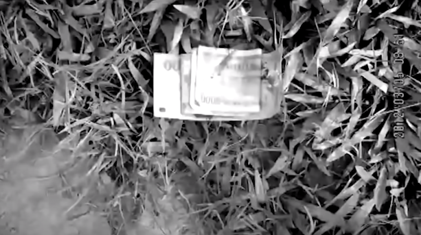 Nạn nhân chết trong tư thế nằm ngửa, mặc quần tây, áo sơ mi kẻ sọc, chân đi giày đen, trong túi quần có 1 chiếc điện thoại di động. Bên cạnh tử thi có 2 con dao Thái Lan cán vàng, 1 bút bi và một số tiền có mệnh giá 5.000 đồng và 50.000 đồng vương vãi… Sau khi liên lạc với người nhà nạn nhân, Cơ quan điều tra biết được, nạn nhân Hoàng vừa đáp chuyến máy bay chiều ngày 4/3/2012 đến Đà Nẵng thì ngay trong đêm đã gặp nạn.