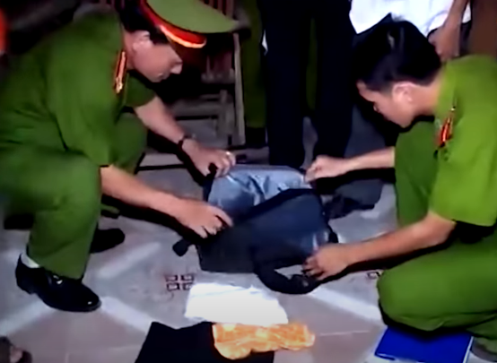 Trên cơ sở những lời khai của kẻ thủ ác, lúc 23h cùng ngày, Công an Đà Nẵng đã Quyết định bắt khẩn cấp Nguyễn Hồng Phú và thực hiện lệnh khám xét nơi cư trú của hung thủ. Tại nhà riêng của Phú, Cơ quan điều tra đã tìm thấy chiếc túi xách của anh Hoàng cùng với tư trang, 1 chiếc máy ảnh kỹ thuật số, 1 máy tính xách tay và 3.369.000 đồng Phú khai là lấy được sau khi giết chết nạn nhân.