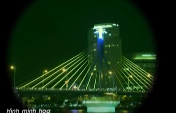 Từ sân bay Đà Nẵng, Phú chở anh Hoàng đi lòng vòng để xem phố phường Đà Nẵng và cùng nhau trò chuyện.