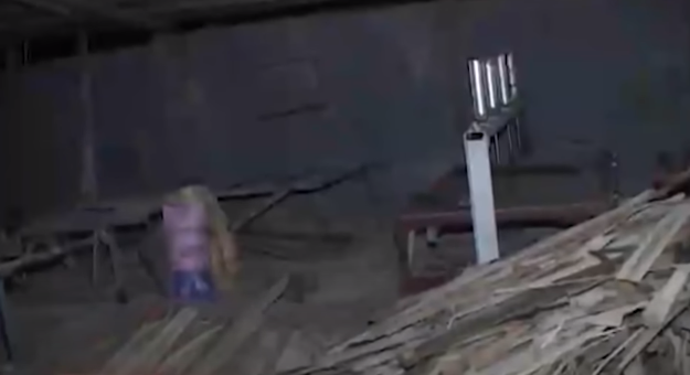 Thế nhưng, qua quá trình xác minh, các điều tra viên đã chứng minh được rằng nhiều ngày trước khi xảy ra vụ án mạng, hệ thống máy móc trong xưởng cưa của Công ty TNHH Phú Hải Lâm không hề khởi động. Với những chứng lý đầy thuyết phục, đến 20h cùng ngày, tên thủ ác đã cúi đầu nhận tội và xác nhận vết thương trên tay là do lúc giằng co với nạn nhân bị dao đâm phải.