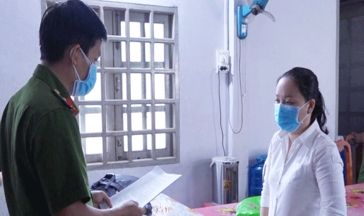  Mua giấy chứng nhận giả đem lừa chiếm đoạt gần 11 tỷ đồng: Trần Thị Hiệp (39 tuổi, ngụ huyện Bình Đại, tỉnh Bến Tre) đã mua sổ hồng và nhiều giấy xác nhận giả trên mạng mang đi thế chấp để vay, chiếm đoạt của các bị hại trên gần 11 tỷ đồng. Ngày 10/12, Công an tỉnh Bến Tre cho biết đã khởi tố, bắt tạm giam Hiệp.