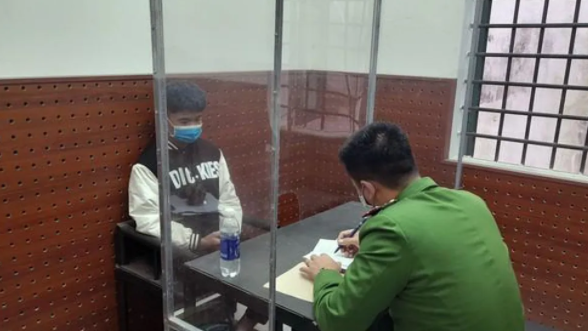  Nam thanh niên vào đền trộm tiền công đức để… chơi game: Thiếu tiền tiêu xài và mua thẻ chơi game nên Trần Đăng Quang (SN 2003, trú huyện Đô Lương, Nghệ An) đã đến đền Hội Thiện ở huyện Đô Lương trộm tiền trong hòm công đức. Quang bóc 15 chiếc phong bì trộm được có tổng số tiền là 3,8 triệu đồng và tiêu sài hết. Ngày 13/12, Công an huyện Đô Lương cho biết đã khởi tố Quang.