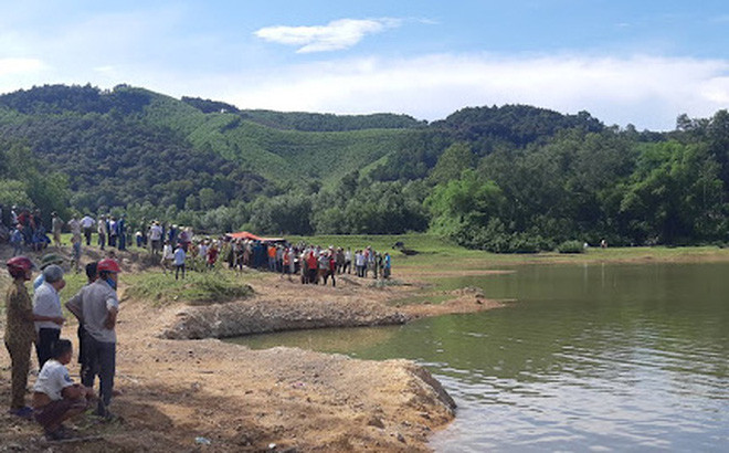  Cháu 3 tuổi và 4 tháng tuổi chết dưới ao, bà nội mất tích: Ngày 13/12, UBND xã Đắk Nang, huyện Krông Nô (Đắk Nông) cho biết, ngày 10/12, bà nội dẫn cháu T.T.P.D. (3 tuổi) và T.T.D. (4 tháng tuổi, đều trú cùng địa phương) đi chơi rồi không về nhà. 3 ngày sau, Công an phát hiện thi thể 2 cháu nhỏ dưới ao cá gần nhà, còn bà nội mất tích. Hiện cơ quan chức năng đang tìm kiếm người bà nội này. (Ảnh minh hoạ)