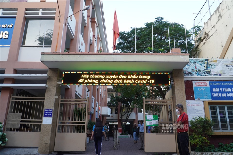 Sáng nay, khoảng 150.000 học sinh lớp 9 và 12 của các trường trên địa bàn TPHCM đã chính thức tới trường học trực tiếp sau thời gian dài học online do ảnh hưởng của dịch COVID-19. 