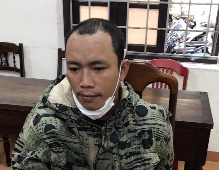  Đâm chết bạn nhậu rồi bỏ trốn: Do có mâu thuẫn trước đó, Dương Trung Hoài (34 tuổi, ở TP Huế, tỉnh Thừa Thiên - Huế) đã dùng vật nhọn đâm vào sườn của anh Trần Đại Hiền (36 tuổi, trú cùng địa phương) khiến nạn nhân tử vong. Sau khi đâm anh Hiền xong, Hoài đã bỏ trốn. Ngày 12/12, Công an TP Huế cho biết đang tạm giữ Hoài để điều tra. 