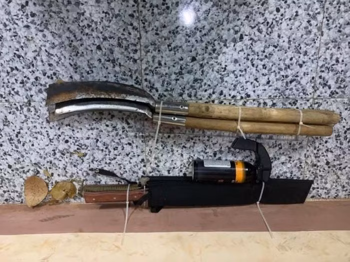  Con rể chém cha vợ tử vong: Đến nhà bố vợ thăm con nhưng không được gặp, Nguyễn Tĩnh (SN 1991, trú huyện Xuyên Mộc, tỉnh Bà Rịa-Vũng Tàu) cầm dao xông vào nhà ông T. (trú cùng địa phương) thì bị ông T. và con trai ông T. xô đẩy ra ngoài đường. Lúc này, Tĩnh dùng dao rựa chém ông T. tử vong. Ngày 10/12, Công an tỉnh Bà Rịa-Vũng Tàu cho biết đang điều tra, làm rõ. 