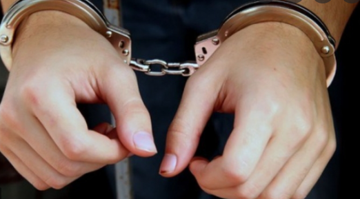  Thiếu niên 15 tuổi cướp giật điện thoại: L.T.K (SN 2006, trú huyện Đầm Hà, tỉnh Quảng Ninh) khi đến cửa hàng điện thoại Thanh Tùng ở huyện Đầm Hà do chị T.T.T. (SN 1986) làm chủ, K. giả vờ mua điện thoại, sau đó nhanh chóng đi ra ngoài cửa và bỏ chạy. Ngày 16/12, Công an huyện Đầm Hà cho biết đang tạm giữ K. để điều tra, làm rõ.