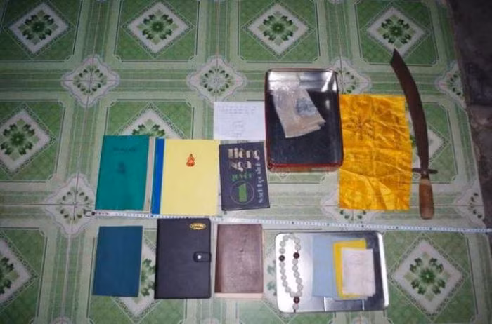  Thầy cúng làm cô gái trẻ mang thai bị phạt 7,5 triệu đồng: Ngày 16/12, UBND huyện Thăng Bình, tỉnh Quảng Nam đã ký quyết định xử phạt vi phạm hành chính trong lĩnh vực an ninh trật tự đối với ông Văn Đức L. (SN 1969, trú xã Bình Triều) số tiền 7,5 triệu đồng về hành vi mê tín dị đoan. Ngoài bị xử phạt hành chính, ông L. còn bị Công an huyện Thăng Bình khởi tố về tội "Cưỡng dâm".