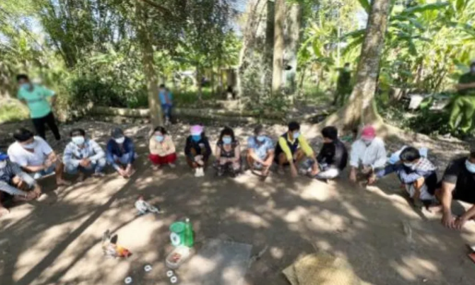  Triệt xóa tụ điểm đá gà ăn tiền có nhiều 'quý bà' tham gia: Ngày 16/12, Công an huyện Chợ Mới, tỉnh An Giang cho biết đang xử lý vụ đánh bạc dưới hình thức đá gà ăn tiền liên quan 13 đối tượng, trong đó có 3 đối tượng là nữ tại khu đất trống thuộc ấp Phú Hạ 2, xã Kiến Thành, huyện Chợ Mới. Khám xét trên người các đối tượng, Công an thu giữ 9 điện thoại di động các loại và số tiền 44 triệu đồng. 