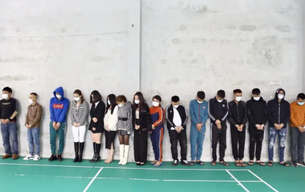  16 đối tượng 'bay lắc' ma túy tại khu nghỉ dưỡng: Ngày 16/12, Công an tỉnh Hà Tĩnh cho biết, Công an huyện Thạch Hà vừa bắt quả tang 16 đối tượng có hành vi tàng trữ, sử dụng trái phép chất ma túy tại một khu nghỉ dưỡng ven biển (ở địa bàn huyện Thạch Hà). Tại hiện trường, Công an thu giữ 1 túi ni lông chứa chất tinh thể rắn màu trắng, 1 đĩa sứ có chứa chất bột nén màu trắng, 1 viên nén màu hồng... 