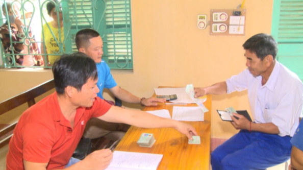  Người đập bàn khi hỏi tiền hỗ trợ COVID-19 bị phạt 200.000 đồng: Ông H.M.N (trú phường Hòa Khánh Bắc, quận Liên Chiểu, Đà Nẵng) đi hỏi tiền hỗ trợ COVID-19 nhưng chưa có tên trong danh sách đã đập bàn, xúc phạm nên bị ông P.V.T (tổ phó tổ dân phố 67, phường Hòa Khánh Bắc) tát. Ngày 16/12, Công an quận Liên Chiểu xử phạt ông N. 200.000 đồng còn ông T. 2,5 triệu đồng. 