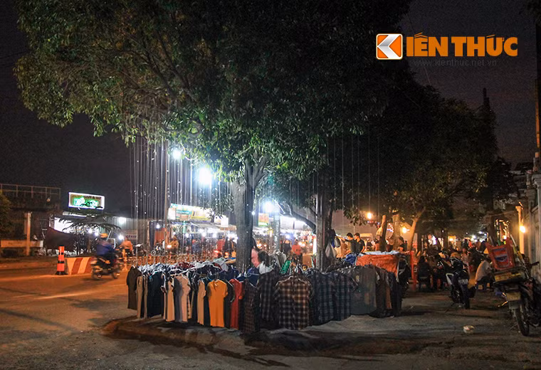 Đường Tây Thạnh (đoạn phía sau cổng KCN Tân Bình, phường Tây Thạnh, quận Tân Phú, TP HCM) gần đây bỗng gây sự chú ý với nhiều người đi đường. Nguyên nhân chính là cảnh bán quần áo độc nhất vô nhị Sài Gòn.