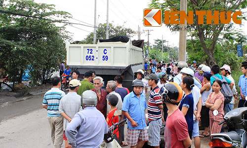 Xe ben gay tai nan tong xe may hai nguoi thuong vong-Hinh-2