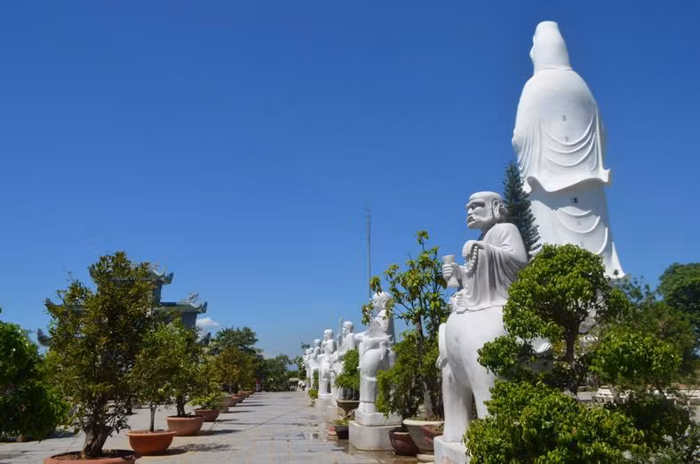 Nhìn từ xa, du khách có thể dễ dàng chiêm ngưỡng tượng Phật Bà Quan Thế Âm Bồ Tát. Tiến vào khuôn viên chùa, du khách sẽ được chiêm ngưỡng tượng Tam tạng Phật và bốn vị Thần Long Hộ Pháp cùng 18 vị La Hán vẻ đẹp huyền bí.