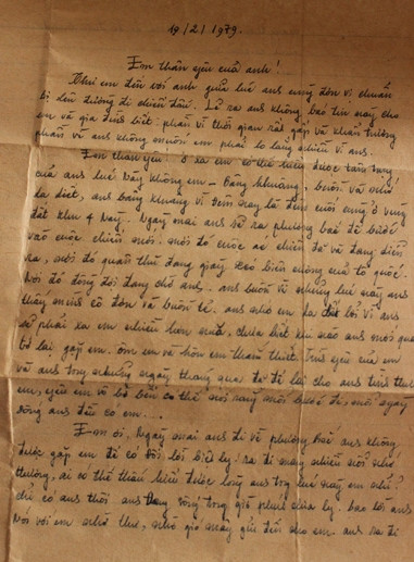 Trong dòng di thư, bên cạnh những dòng thư viết vội gửi đến người mẹ già yếu, anh cũng dành tình cảm cho người vợ mới cưới, cho người thân với những gửi gắm, dặn dò tha thiết. Đọc xuyên suốt bức thư, anh đã nhiều lần nhắc đến ngày mình chết và nơi anh sẽ nằm xuống. Sau này, hòa bình lặp lại, cũng nhờ bức thư này đồng đội, người thân đã tìm thấy hài cốt anh nằm “ẩn mình” bên dòng sông Thạch Hãn.