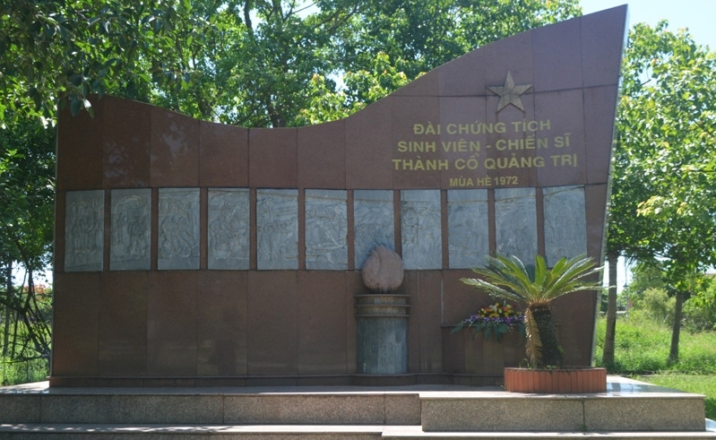 Nằm sâu trong 10 trang thư hoen úa là những câu chuyện cảm động về lời dự cảm, xác định cái chết, ngày ra đi đến với mình, là tình thương gửi đến mẹ yêu, là nghĩa vợ chồng sâu đậm, tình cảm của những người thân trong gia đình, và trên hết là lý tưởng “Tổ quốc là trên hết” mà không chút đắn đo, do dự của người lính trẻ trước vận mệnh “ngàn cân treo sợi tóc” của dân tộc. Bức thư như một thông điệp gửi đến mai sau hãy biết “sống đẹp, sống có ích”, sống có lý tưởng, ước mơ và có giá trị giáo dục không những cho hôm qua, hôm nay và mãi mãi cho muôn đời sau.