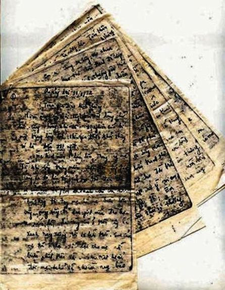 “Con ngồi đây biên vài dòng chữ cuối cùng trước khi đã “đi nghiên cứu bí mật trong lòng đất” thì gia đình khỏi thấy đó là điều đột ngột… Mẹ kính mến! Lớn lên trong tay mẹ từ khi còn trứng nước, chưa đền đáp được công ơn to lớn đó của mẹ thì đứa con út của mẹ đã phải đi thăm bố con rồi. Thư này tới tay mẹ chắc mẹ buồn lắm. Lòng mang nặng đẻ đau giọt máu đào hơn ao nước lã, lá vàng còn ở trên cây lá xanh rụng xuống trời ơi hỡi trời…” – trích đoạn bức thư.