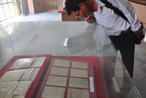 Sẽ khó ngăn được những dòng nước mắt khi lần đầu tiên được lắng nghe câu chuyện đầy xúc động về những dòng tâm thư của liệt sĩ Lê Văn Huỳnh để lại trước ngày ra đi. Bức tâm thư với những trang viết đầy lắng đọng của chàng tân kỹ sư năm 4 gửi đến người mẹ thân yêu, người vợ dịu hiền và ý thức trách nhiệm trước vận mệnh Tổ quốc. 